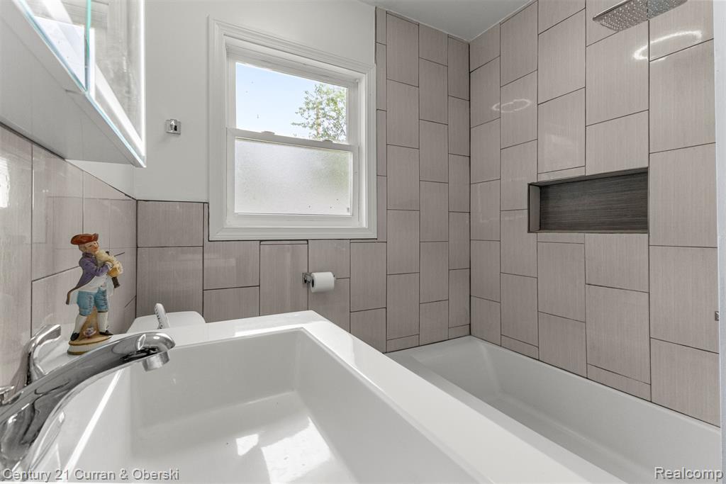 8276 Riverview Street, Dearborn Heights, MI 48127 — Photo 21