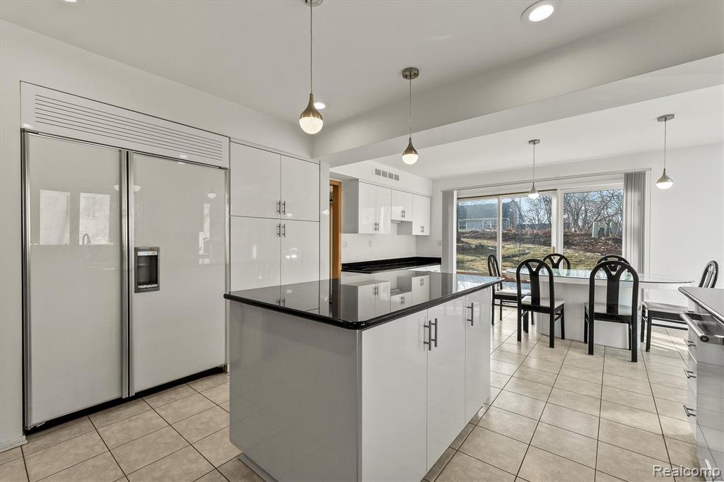 5322 Pond Bluff Drive, West Bloomfield, MI 48323 — Photo 12