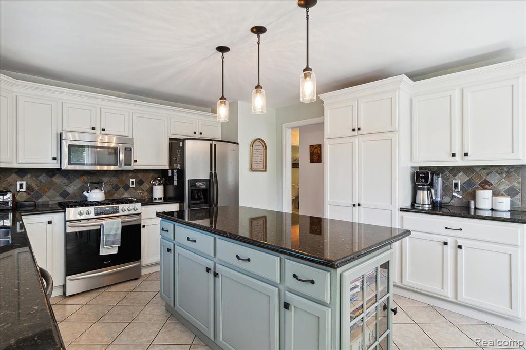 21111 GREENBRIAR Lane, South Lyon, MI 48178 — Photo 12