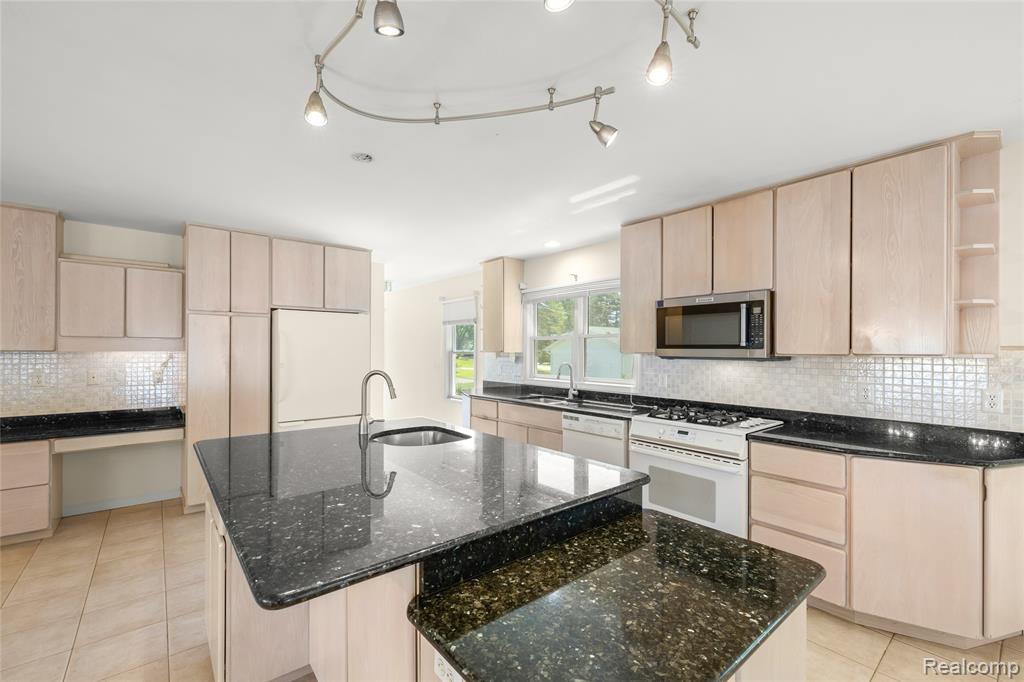 4333 Hunters Drive, Highland, MI 48356 — Photo 23