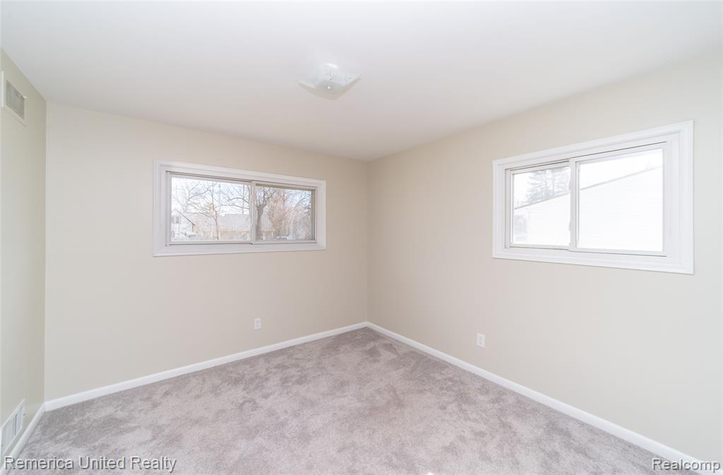 945 N Commerce Road, Commerce Twp, MI 48382 — Photo 23