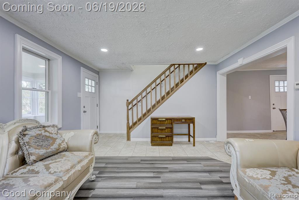 335 W Lincoln Avenue, Madison Heights, MI 48071 — Photo 9