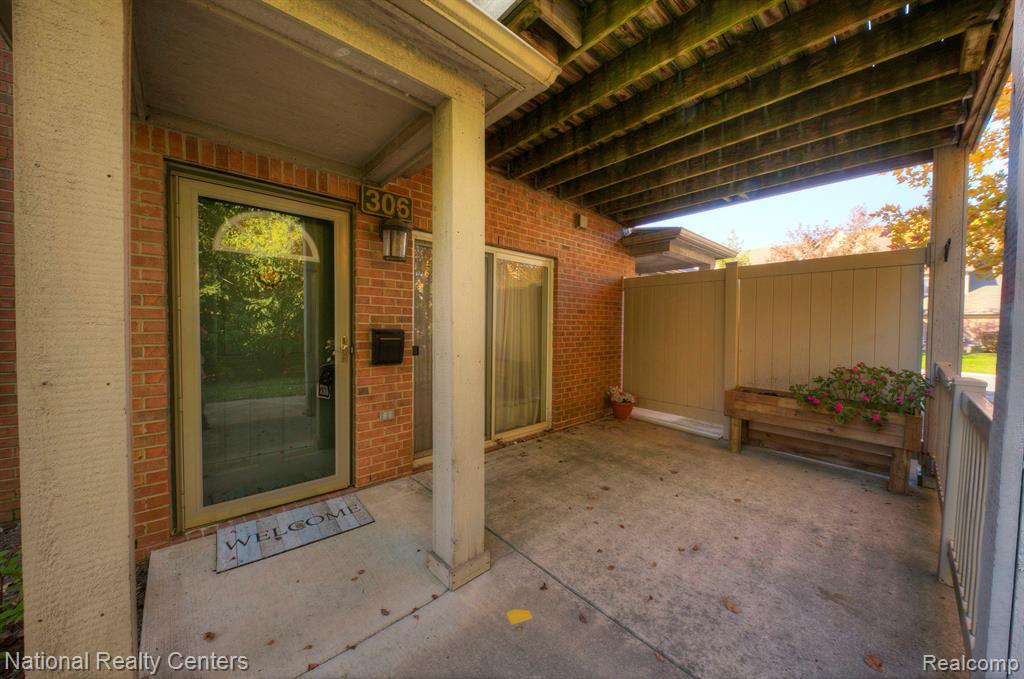 306 MARIGOLD Circle, Westland, MI — Photo 2