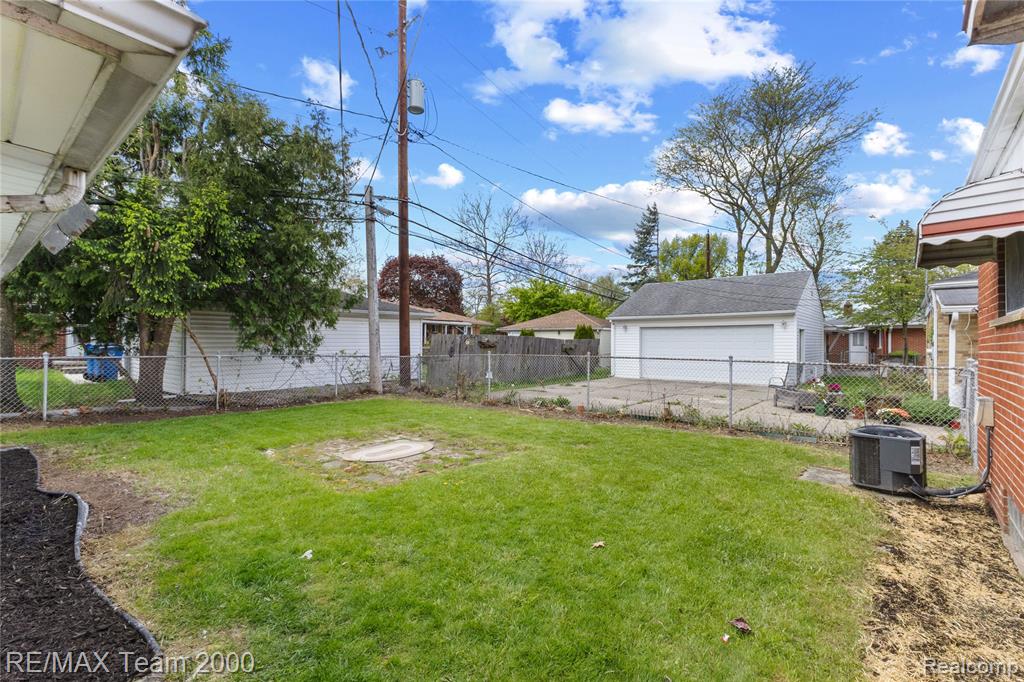 8551 Rockland Street, Dearborn Heights, MI 48127 — Photo 38