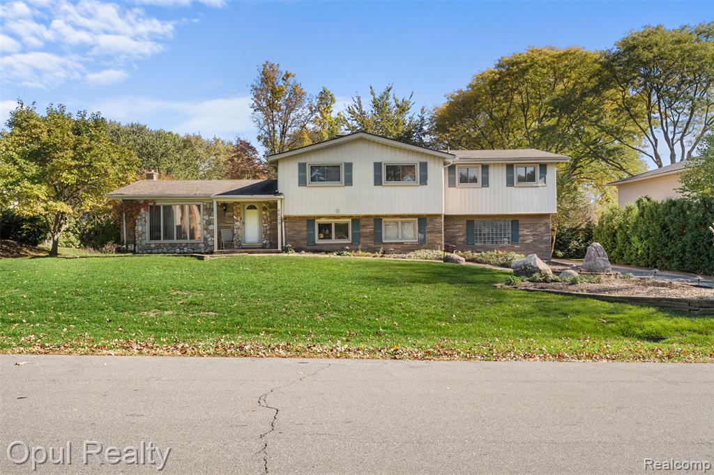 6839 White Pine Drive, Bloomfield Hills, MI 48301