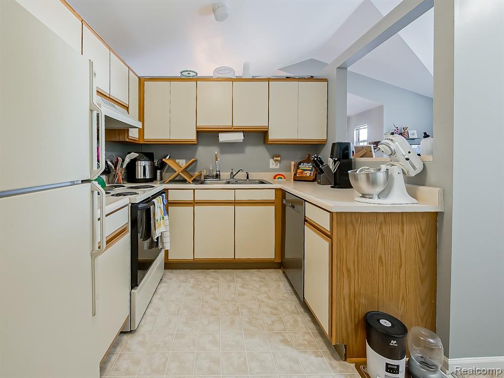 229 Brookwood Drive, 9, South Lyon, MI 48178 — Photo 6