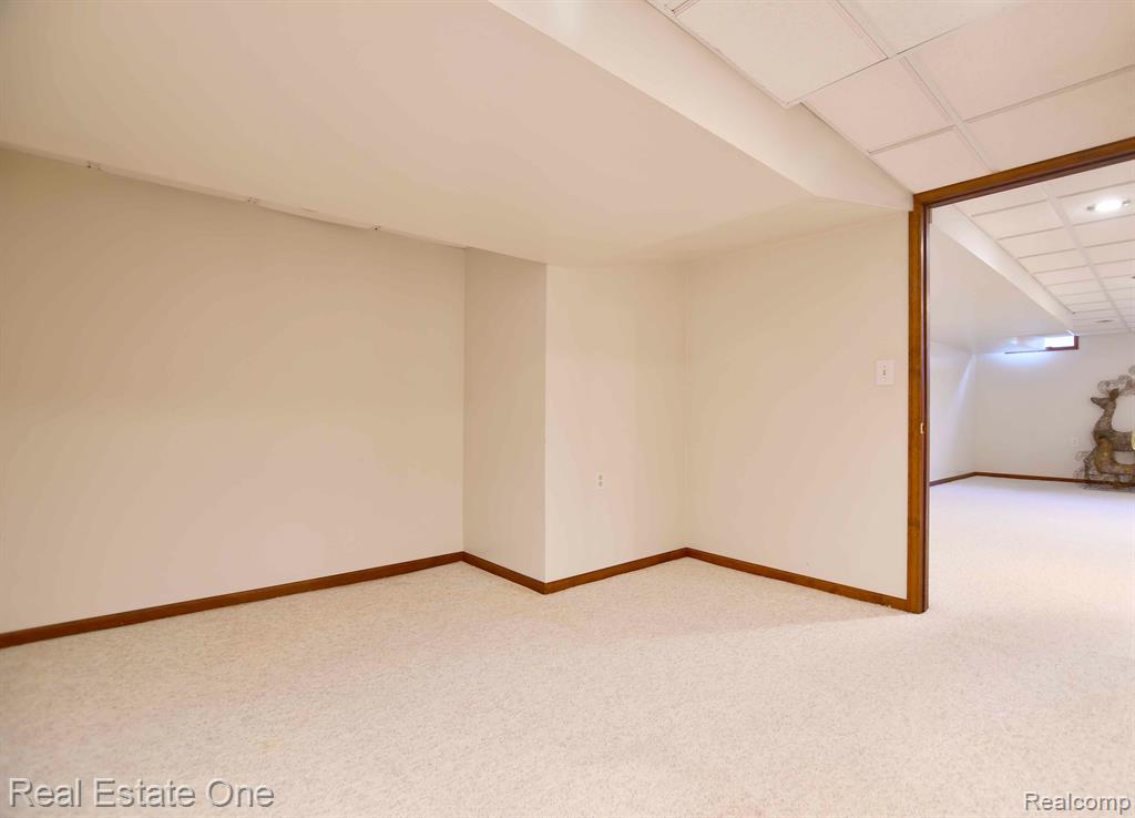 685 ESSEX Drive, Rochester Hills, MI 48307 — Photo 34