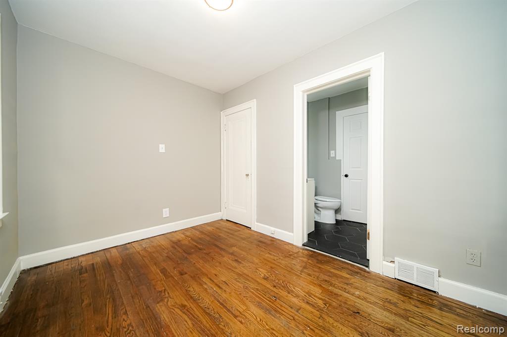 74 W BERNHARD Avenue, Hazel Park, MI 48030 — Photo 36