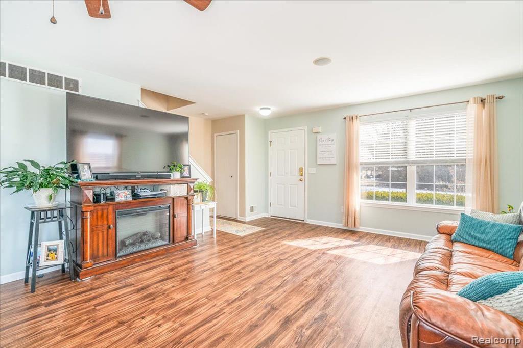 42936 N CUMBERLAND Drive, Belleville, MI 48111 — Photo 2
