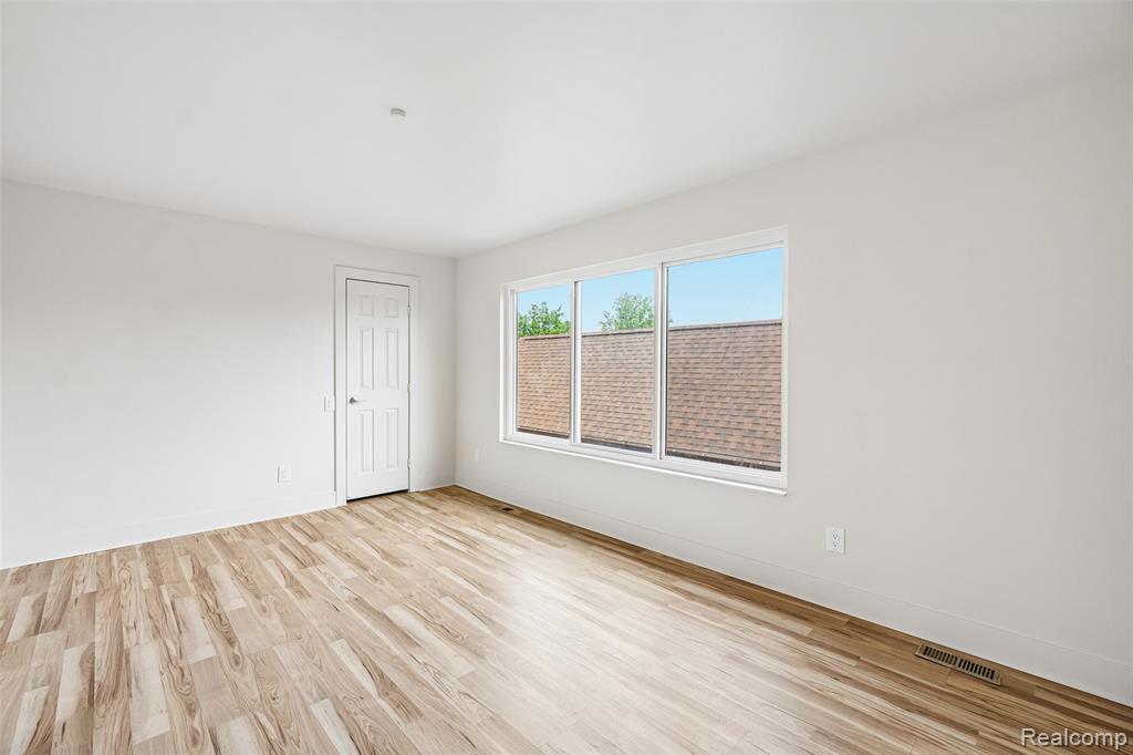 42136 Lochmoor Street, Clinton Twp, MI 48038 — Photo 17