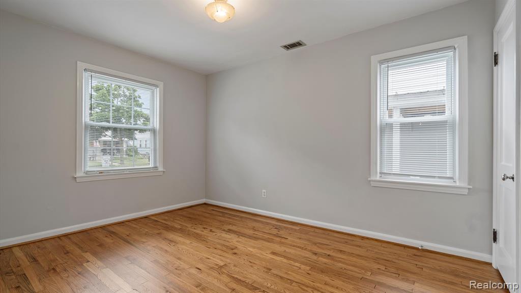 421 W MOREHOUSE Avenue, Hazel Park, MI 48030 — Photo 8