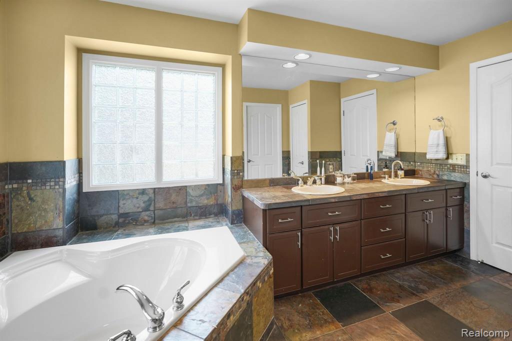 47352 DOVE Court, Shelby Twp, MI 48315 — Photo 32