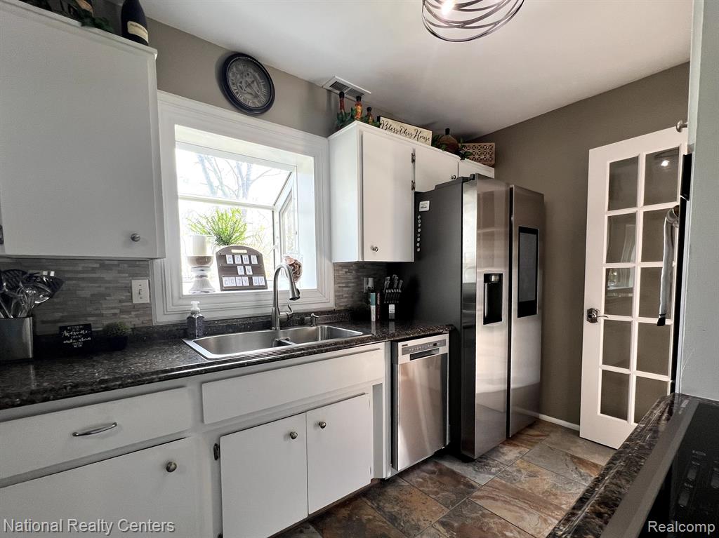 936 ALLEN Drive, Northville, MI 48167 — Photo 16
