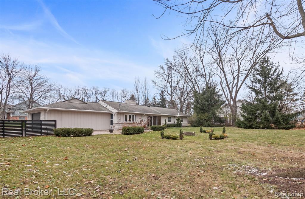 1909 Marie Circle, Bloomfield Hills, MI 48302 — Photo 22