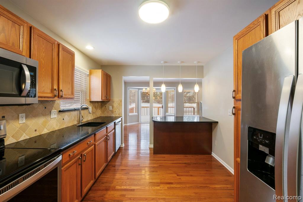 671 Woodhaven Drive, Commerce Twp, MI 48390 — Photo 16