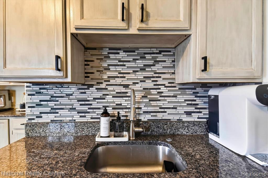 957 E Dallas Avenue, Madison Heights, MI 48071 — Photo 10