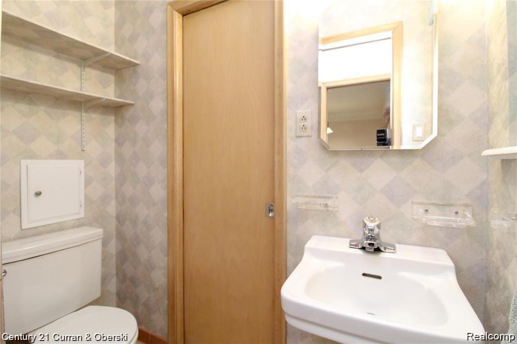 6711 N EVANGELINE Street, Dearborn Heights, MI 48127 — Photo 8