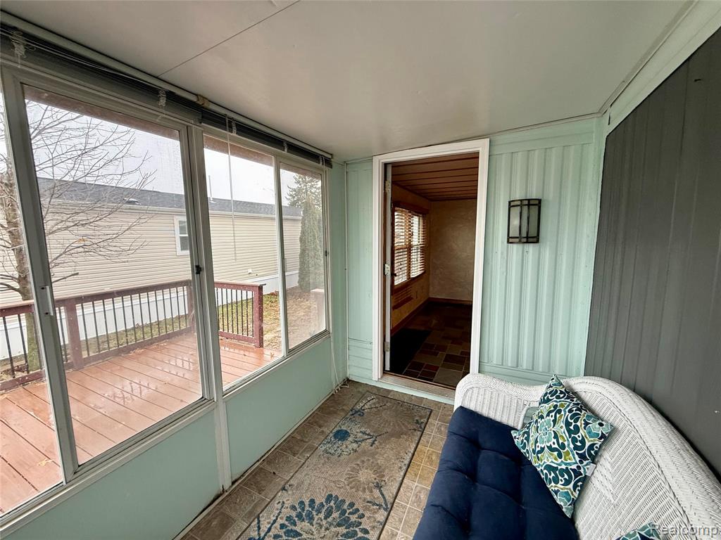 277 Glengarry Ct. W, Highland, MI — Photo 2