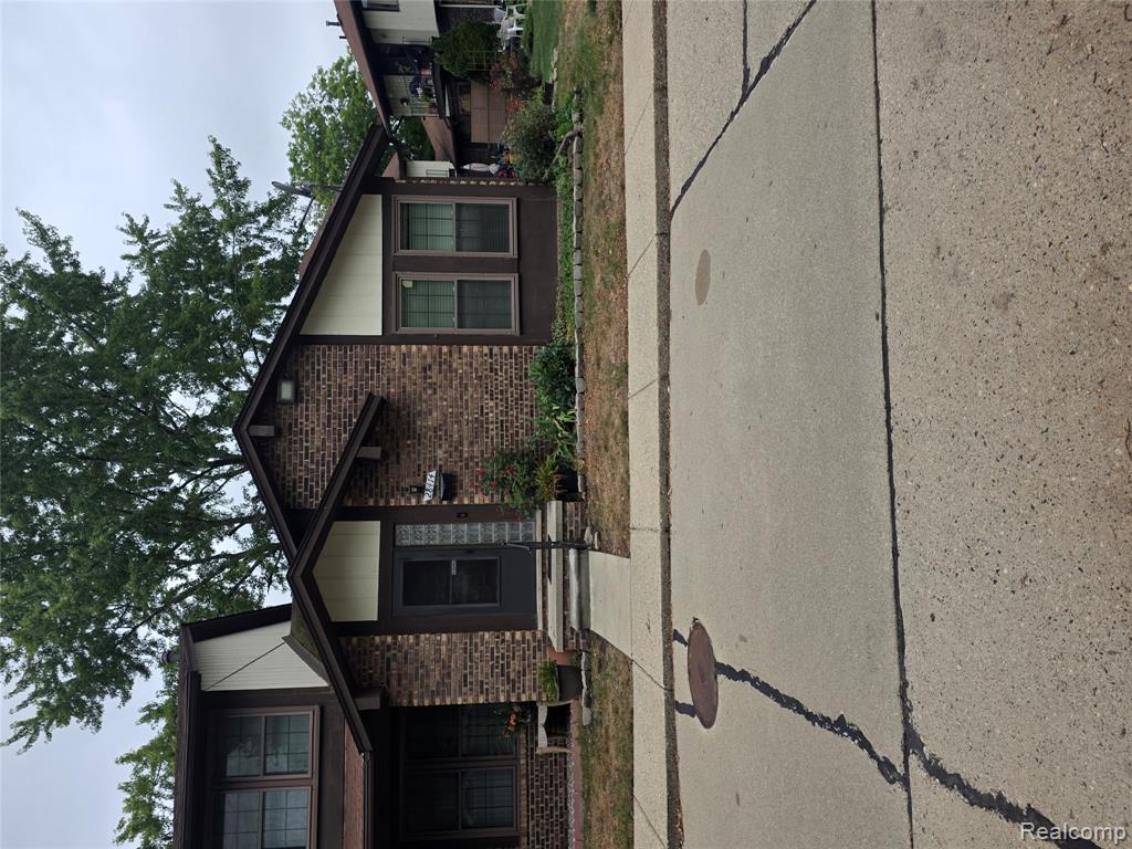 28414 Queens Court, Warren, MI 48093