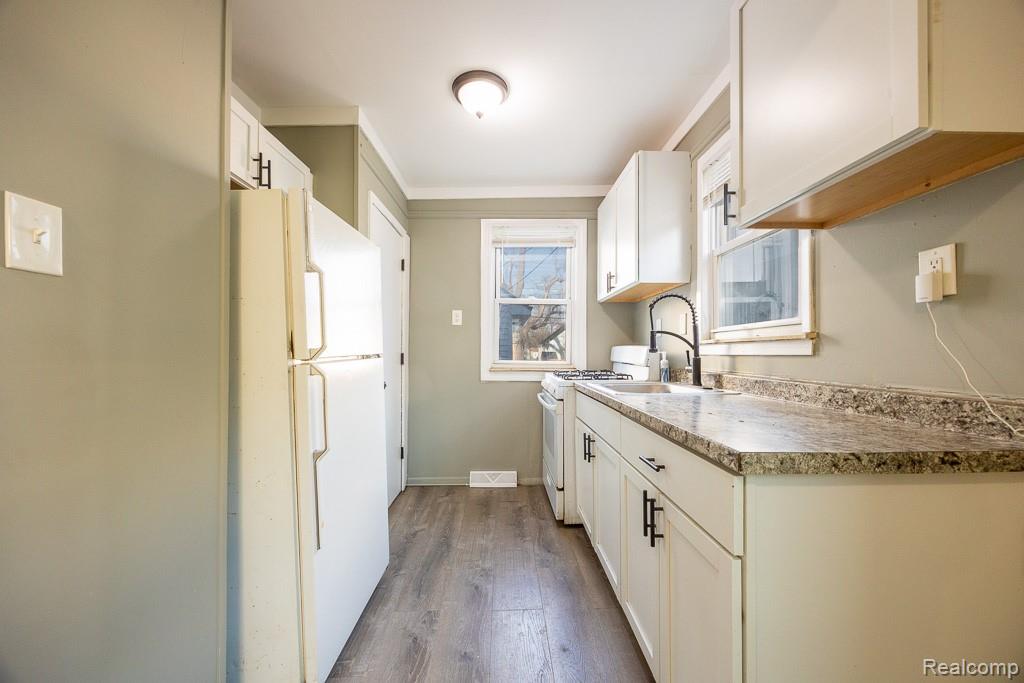 128 W Muir Avenue, Hazel Park, MI 48030 — Photo 12