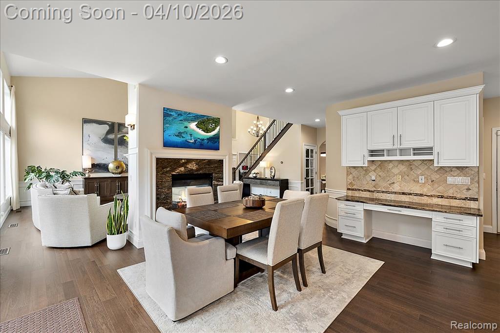 Informal Dining (Eat-in Kitchen) w/Double Sided Fireplace