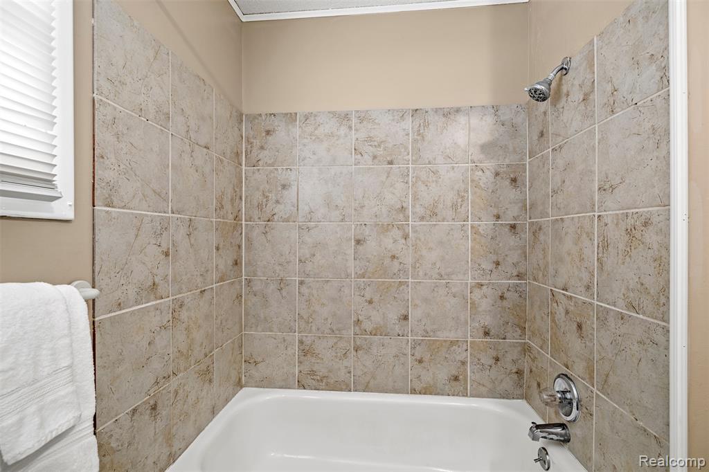 13339 Lake Point Boulevard, Belleville, MI 48111 — Photo 13
