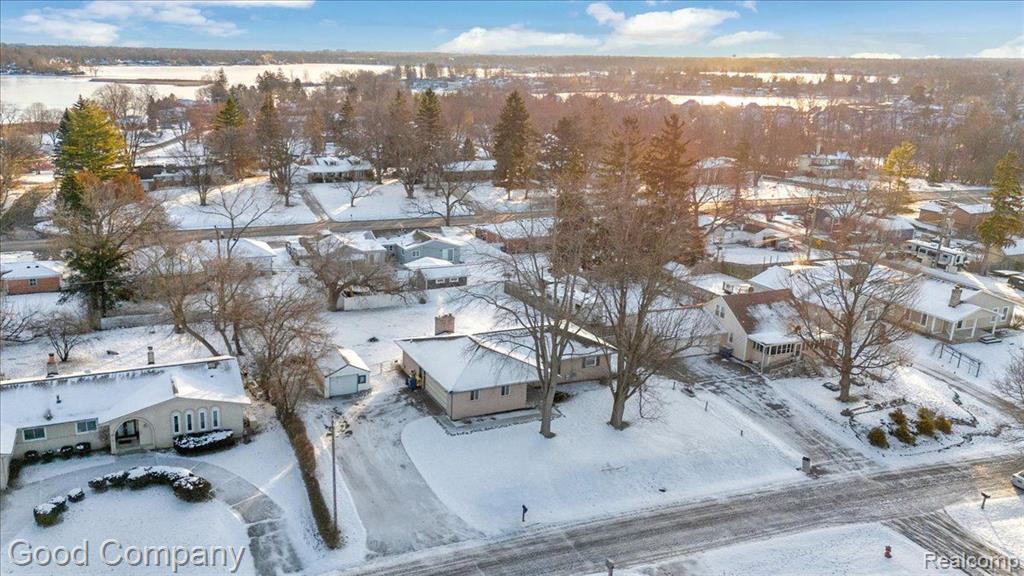 745 HOGARTH Avenue, Waterford, MI 48328 — Photo 38