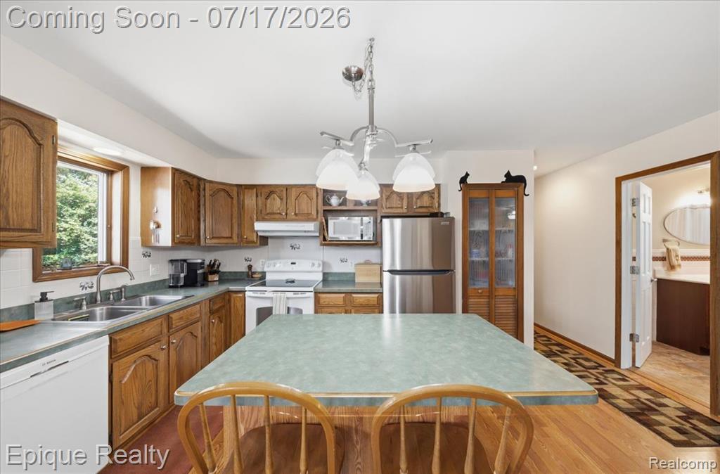555 E Square Lake Road, Troy, MI 48085 — Photo 13