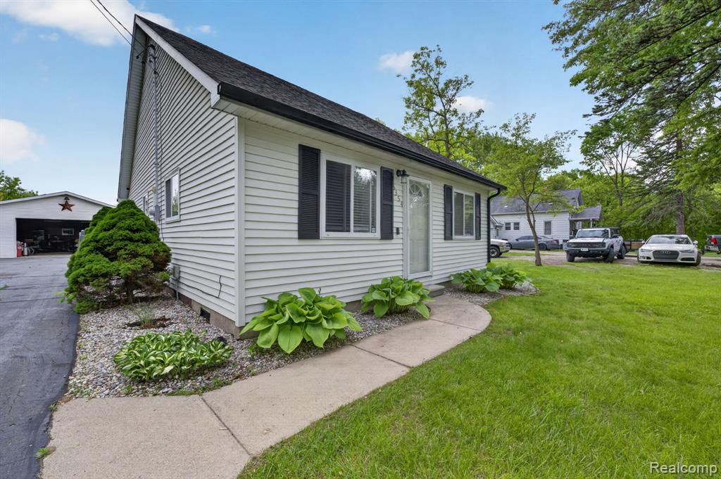 6354 Lapeer Road, Burton, MI 48509 — Photo 9