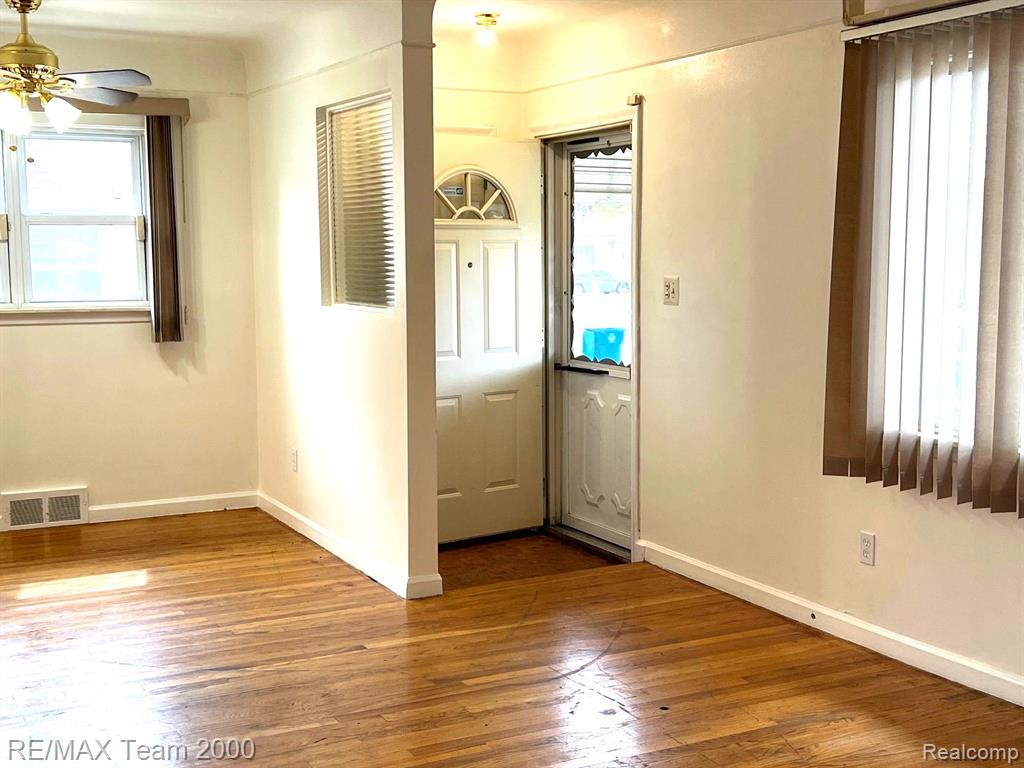 8252 DALE Street, Dearborn Heights, MI 48127 — Photo 2