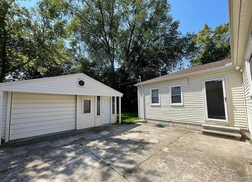 902 E WINDEMERE Avenue, Royal Oak, MI 48073 — Photo 15