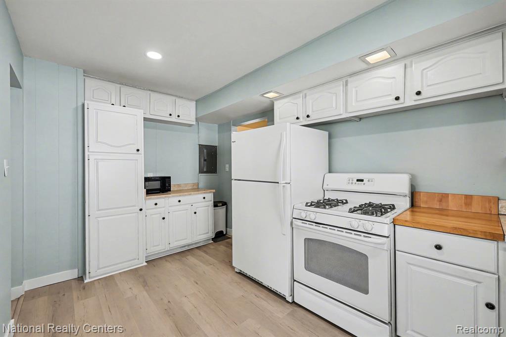 586 Bagley Street, Lake Orion, MI 48362 — Photo 8