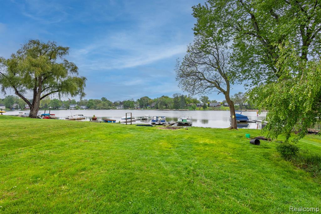 656 Lawson Drive, Lake Orion, MI 48362 — Photo 31