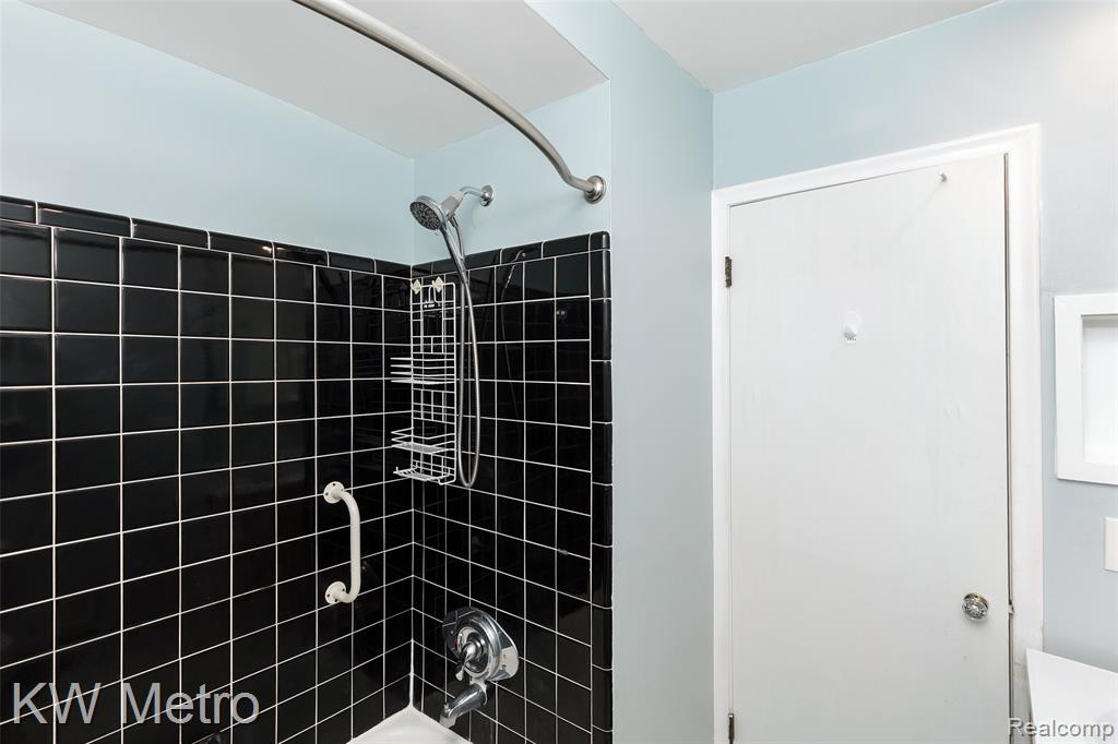 936 E Katherine Avenue, Madison Heights, MI 48071 — Photo 21