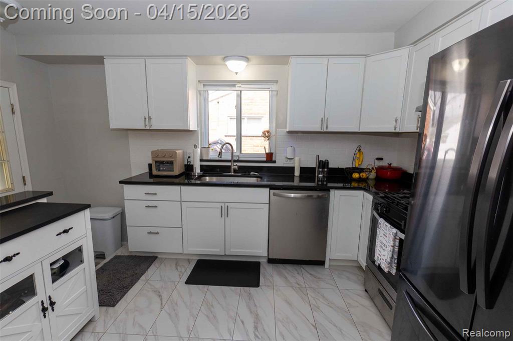 29361 Mark Avenue, Madison Heights, MI 48071 — Photo 10