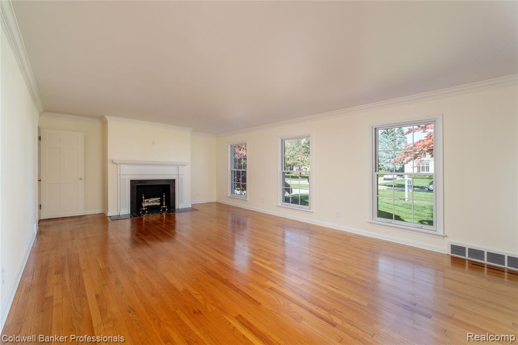499 Sunningdale Drive, Grosse Pointe Woods, MI 48236 — Photo 2