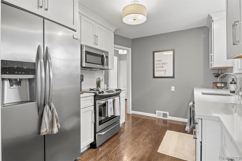 6 Berwick Lane, Dearborn, MI 48120 — Photo 14