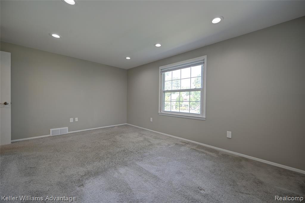 18467 Middlesex Avenue, Lathrup Village, MI 48076 — Photo 33
