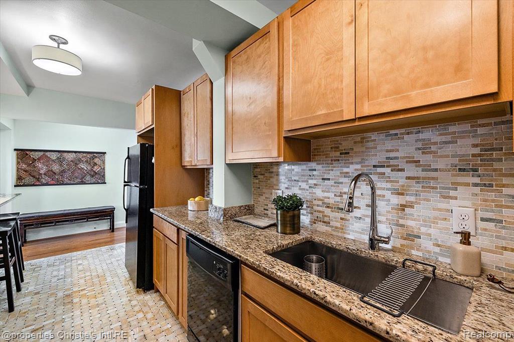 15 E KIRBY Street, 825, Detroit, MI 48202 — Photo 28
