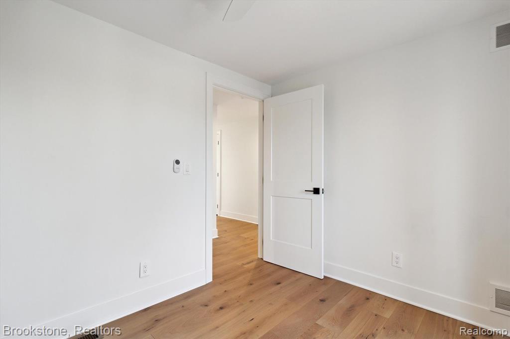 633 DETROIT Avenue, Lake Orion, MI 48362 — Photo 54