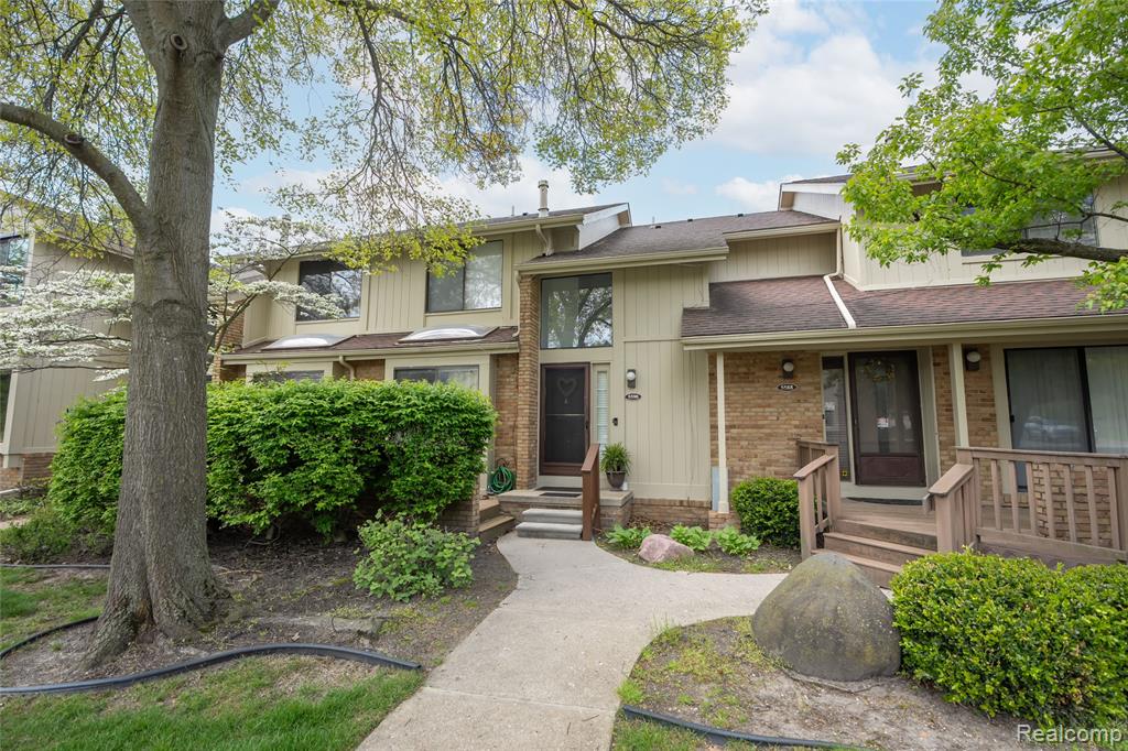 5590 Hillcrest Circle W, West Bloomfield, MI — front exterior