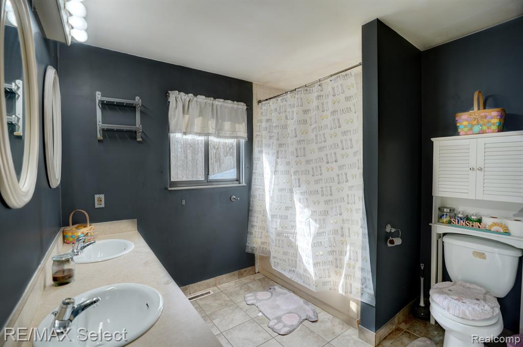5176 BIRCHCREST Drive, Swartz Creek, MI 48473 — Photo 10