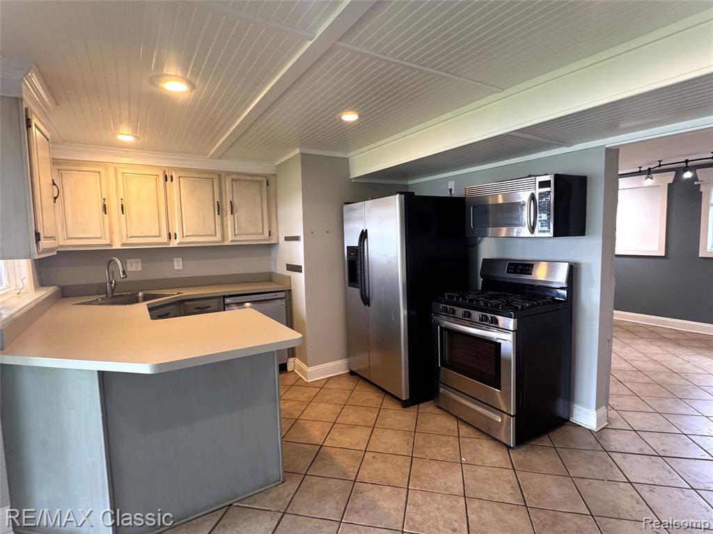 1508 LAKEVIEW Drive, Wolverine Lake, MI 48390 — Photo 18