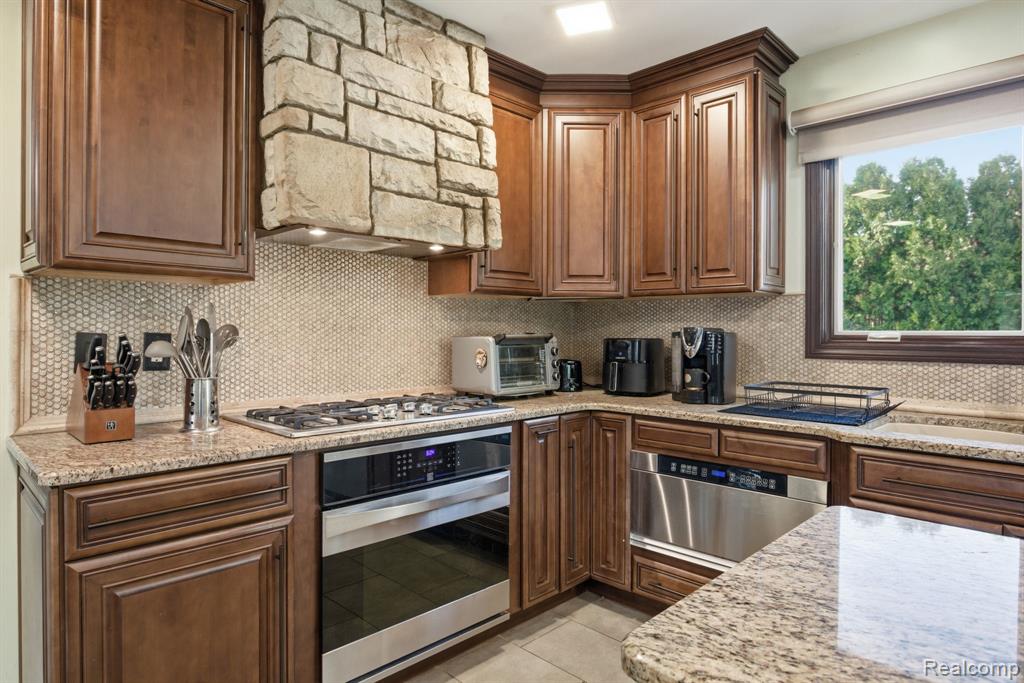 2411 Wixom Trail, Milford, MI 48381 — Photo 15