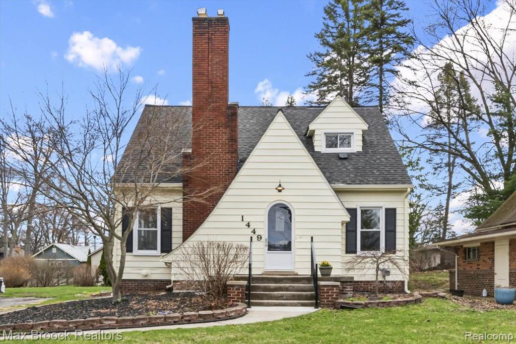 1449 Oakwood Street, Sylvan Lake, MI 48320 — front exterior
