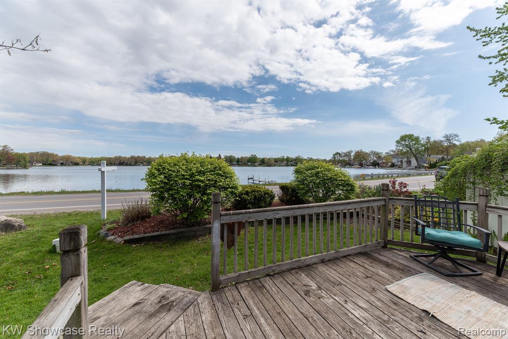 8665 Cooley Lake Road, White Lake, MI 48382 — Photo 2