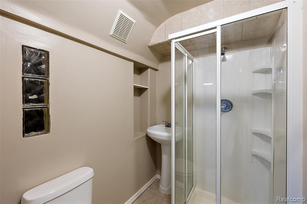 19208 W 11 Mile Road, Lathrup Village, MI 48076 — Photo 50