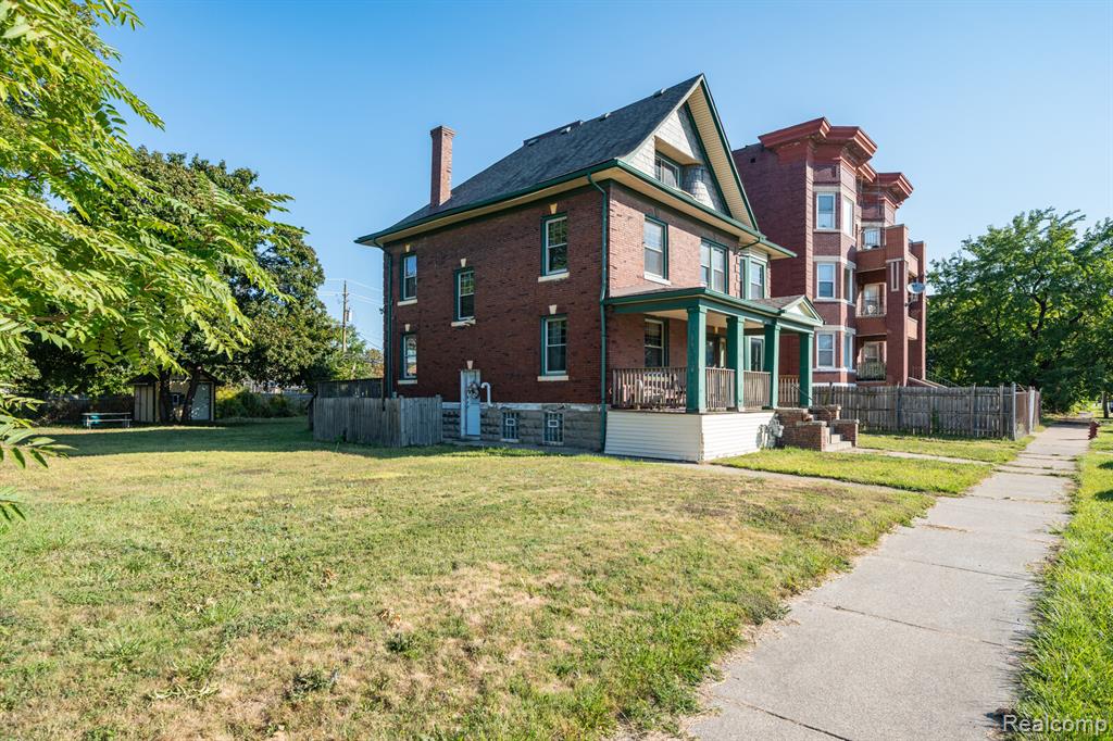 243 E Edsel Ford, Detroit, MI 48202 — Photo 48