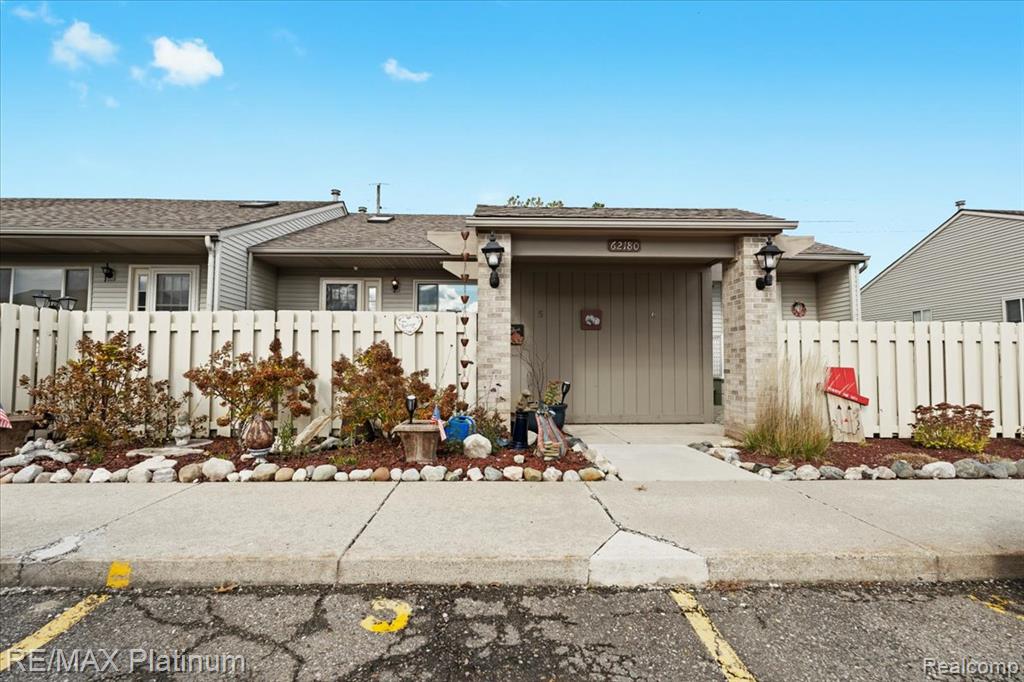62180 Arlington Circle, 5, South Lyon, MI 48178 — front exterior