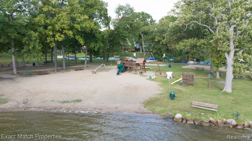 6735 BUCKLAND Avenue, West Bloomfield, MI 48324 — Photo 45